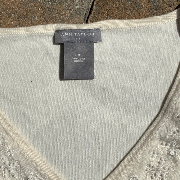 ANN TAYLOR SILK BLEND CREAM TOP, SIZE SMALL. - Picture 3 of 8